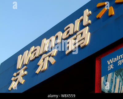 --FILE--Vue d'un supermarché Walmart à Shanghai, Chine, le 22 janvier 2014. Un groupe spécial d'arbitrage chinois a rejeté une poursuite intentée contre Banque D'Images