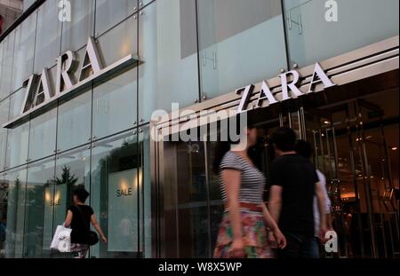 --FILE--piétons devant une boutique de mode de Zara dans le quartier commercial de Xidan à Beijing, Chine, le 4 juillet 2013. Banque D'Images