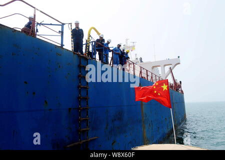 Les membres d'équipage étrangers se tenir sur le pont du navire de transport en vrac de minerais amitié Alpha Ebola en Sierra Leone à la Chine dans l'attente Banque D'Images