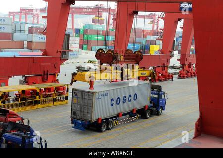 --FILE--un camion transporte un récipient de COSCO dans le port de Qingdao en Qingdao, Chine de l'est la province de Shandong, le 4 juin 2013. Chine COSCO Tenir Banque D'Images