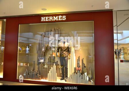 --FILE--Vue sur la vitrine d'une boutique Hermes à un centre commercial à Hong Kong, Chine, le 5 décembre 2012. Herm, basé à Paris,¨¨s International est situé à Banque D'Images