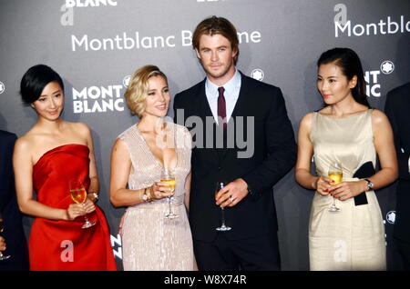 (De gauche) actrice taïwanaise Gwei Lun-Mei, actrice espagnole Elsa Pataky et son mari l'acteur australien Chris Hemsworth, actrice chinoise Liu Tao poser Banque D'Images