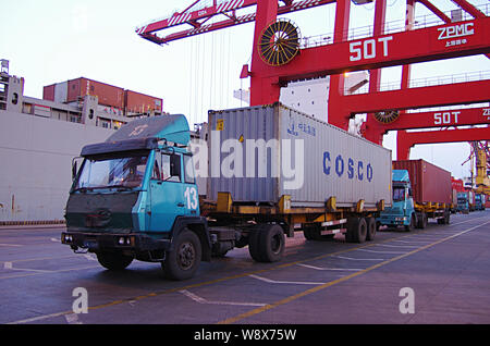 --FILE--un camion transporte un récipient de COSCO sur un quai du port de Shanghai dans Shanghai, Chine de l'est la province de Shandong, 5 avril 2014. La hea Banque D'Images