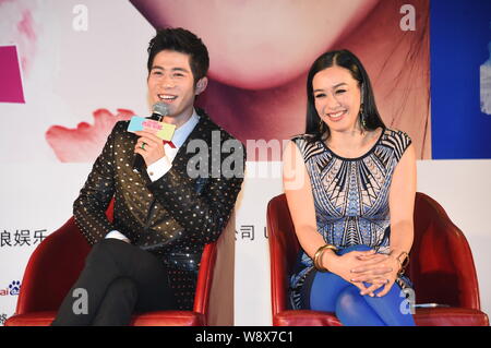 L'actrice canadienne Christy Chung, droite, et acteur chinois Chen Xuedong sourire lors d'une conférence de presse pour son nouveau film "mauvaise soeur' à Beijing, Chi Banque D'Images