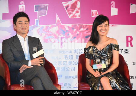 L'actrice taïwanaise Ivy Chen, droite, et l'acteur sud-coréen JIN Ji-hee sourire lors d'une conférence de presse pour son nouveau film "mauvaise soeur' à Beijing, Chin Banque D'Images