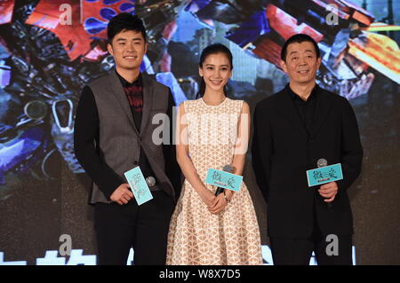 (De gauche) acteur chinois Chen Hong Kong, il Angelababy actrice et réalisateur chinois GU Changwei sourire lors d'une conférence de presse pour son nouveau film, Banque D'Images