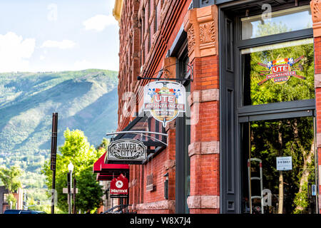 Aspen, USA - 27 juin 2019 : Ville du Colorado avec Ute Mountaineer store se connecter sur l'architecture de brique vintage sur street journée ensoleillée Banque D'Images