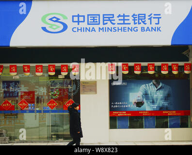 --FILE--un piéton passe devant une succursale de la Banque de Chine à Yichang city 8, la province du Hubei, Chine centrale 1 mars 2014. Chines plus catc Banque D'Images