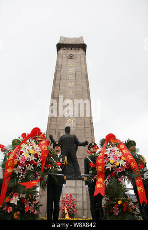 Des soldats chinois montent la garde à côté de gerbes au Yuhuatai Memorial Park de martyrs révolutionnaires sur la première Journée des martyrs à Shanghai, à l'est Ch Banque D'Images