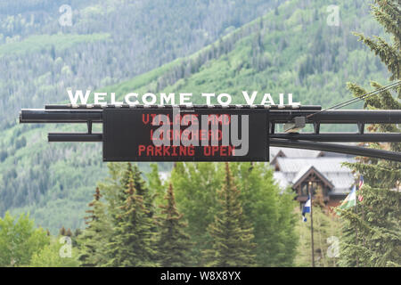 Vail, USA - 29 juin 2019 : route qui traverse la ville du Colorado avec signe de bienvenue à lionshead village et parking ouvert Banque D'Images