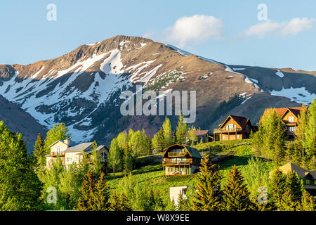 Mount Crested Butte Colorado village en été avec de soleil colorés par des maisons sur les collines avec des arbres verts et de la rue Main road Banque D'Images