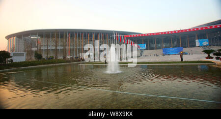 Vue de l'exposition National et un centre de conférence situé à proximité de la plateforme de transport de Hongqiao à Shanghai, Chine, 30 décembre 2014. La Nati Banque D'Images