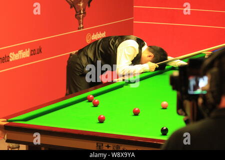 Ding Junhui de Chine réagit comme il est en concurrence contre Michael Wasley d'Angleterre au cours de la première ronde de l'Dafabet World Snooker Championship 2014 à Banque D'Images