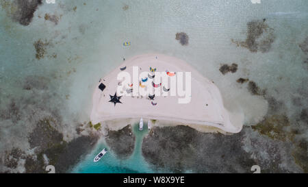 Vue aérienne de la voile kitesurf et de la planche à voile dans l'île de la mer des Caraïbes à Los Roques Venezuela. Sport extrême Banque D'Images