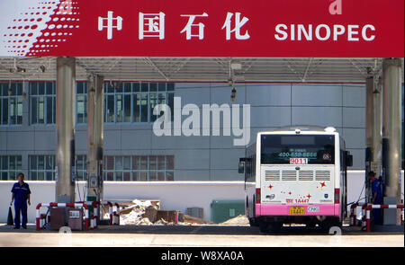 --FILE--un bus est être ravitaillé à une station de Sinopec à Yichang city, province du Hubei en Chine centrale, le 24 juillet 2013. China Petroleum et Chemi Banque D'Images