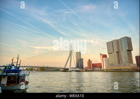 Une vue de l'Erasmusbrug (Erasmus Bridge) qui relie le nord et sud de Rotterdam, aux Pays-Bas. Banque D'Images