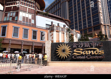 --FILE--touristes la queue pour entrer dans le Sands Cotai Central sur la bande de Cotai à Macao, Chine, 11 avril 2012. Sands China Ltd. a glissé sur un trois-w Banque D'Images