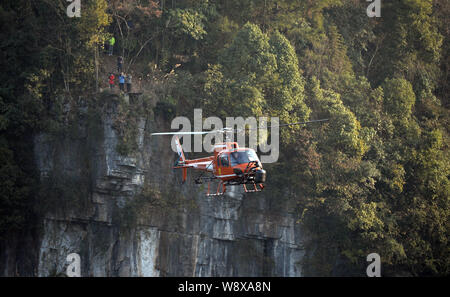 --FILE--un hélicoptère vole à des scènes de film au cours d'une session de tournage pour le film, Transformers : l'âge d'extinction, à l'un des trois ponts naturels scenic Banque D'Images