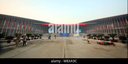 Vue de l'exposition National et un centre de conférence situé à proximité de la plateforme de transport de Hongqiao à Shanghai, Chine, 30 décembre 2014. La Nati Banque D'Images