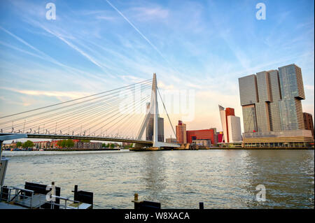 Une vue de l'Erasmusbrug (Erasmus Bridge) qui relie le nord et sud de Rotterdam, aux Pays-Bas. Banque D'Images