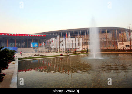 Vue de l'exposition National et un centre de conférence situé à proximité de la plateforme de transport de Hongqiao à Shanghai, Chine, 30 décembre 2014. La Nati Banque D'Images