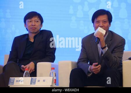 Charles Zhang Chaoyang, gauche, PDG de Sohu.com Inc., et Lei Jun, président et chef de la technologie Xiaomi et président de Kingsoft Corp., assister à la Chin Banque D'Images