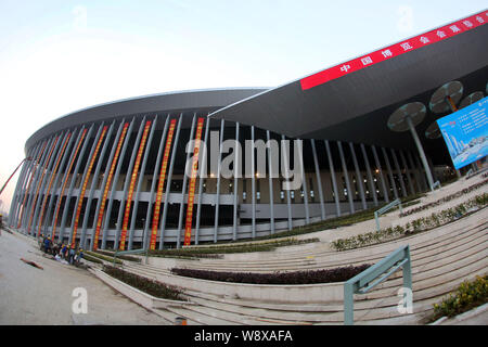 Vue de l'exposition National et un centre de conférence situé à proximité de la plateforme de transport de Hongqiao à Shanghai, Chine, 30 décembre 2014. La Nati Banque D'Images