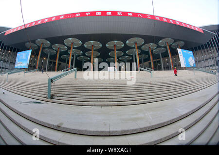Vue de l'exposition National et un centre de conférence situé à proximité de la plateforme de transport de Hongqiao à Shanghai, Chine, 30 décembre 2014. La Nati Banque D'Images