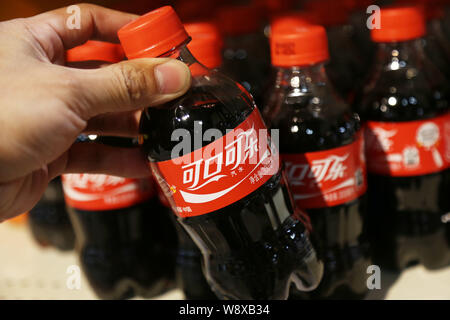 --FILE--qu'un client achète une bouteille de Coca-Cola dans un supermarché dans la ville de Xuchang, province de Henan Chine centrale, 12 avril 2014. Coca-Cola officiall Banque D'Images