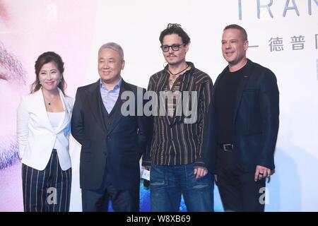 L'acteur américain Johnny Depp, deuxième à droite, pose lors d'une conférence de presse pour son film, la transcendance, à Beijing, Chine, 31 mars 2014. Banque D'Images