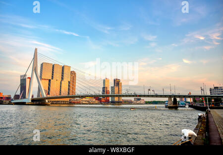 Une vue de l'Erasmusbrug (Erasmus Bridge) qui relie le nord et sud de Rotterdam, aux Pays-Bas. Banque D'Images