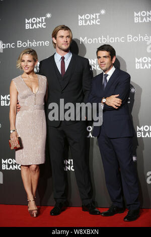 L'acteur australien Chris Hemsworth, centre, et son épouse l'actrice espagnole Elsa Pataky, gauche, posent avec un exécutif sur le tapis rouge à leur arrivée pour Banque D'Images