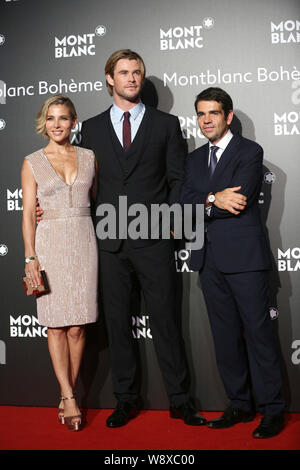 L'acteur australien Chris Hemsworth, centre, et son épouse l'actrice espagnole Elsa Pataky, gauche, posent avec un exécutif sur le tapis rouge à leur arrivée pour Banque D'Images