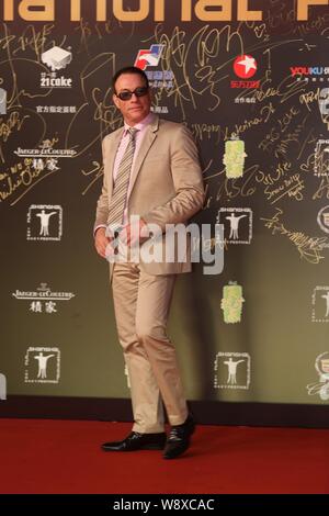 L'acteur belge Jean-Claude Van Damme pose sur le tapis rouge pour la cérémonie de clôture du 17e Festival International du Film de Shanghai à Shanghai, Chi Banque D'Images