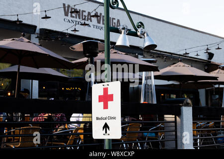 Aspen, USA - Le 24 juin 2019 : Snowmass village ville en centre-ville de Colorado avec signe pour l'entraînement médical et restaurant Banque D'Images
