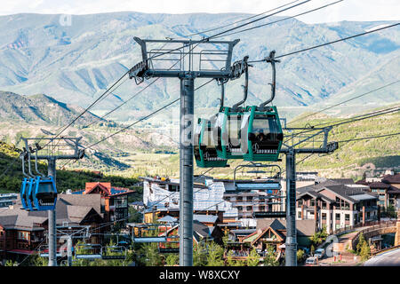 Aspen, USA - Le 24 juin 2019 : Snowmass village ville en centre-ville de Colorado avec sky cab gondola Banque D'Images