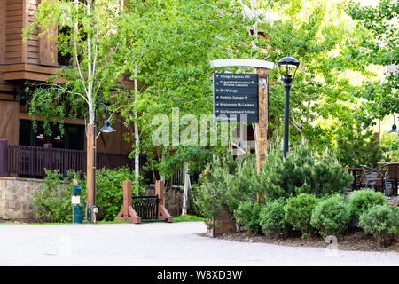 Aspen, USA - Le 24 juin 2019 : Snowmass village ville en centre-ville de Colorado avec l'information signe directionnel Banque D'Images