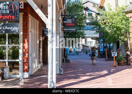 Aspen, USA - Le 24 juin 2019 : Snowmass village ville centre commercial en centre-ville de Colorado avec sports Store Se connecter Banque D'Images