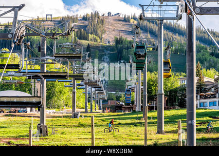 Aspen, USA - Le 24 juin 2019 : Snowmass village ville vue paysage d'été à Colorado downtown avec sky cab gondola Banque D'Images