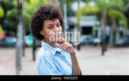 Brésilien pense young adult woman outdoor en été dans la ville Banque D'Images