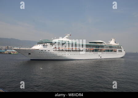 --FILE--Le Royal Caribbean Cruise ship, Rhapsody of the Seas, voyages sur la mer en Chine, 25 avril 2008. Royal Caribbean Cruises Ltd. apporte Banque D'Images