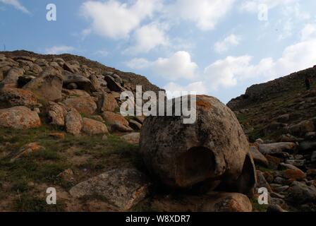 Vue de la relique de la Grande Muraille de la dynastie Qin dans le comté de Guyang, Baotou city, en Chine Région autonome de Mongolie intérieure, le 7 septembre 2008. Banque D'Images