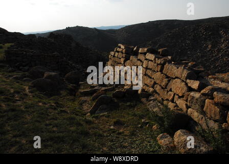 Vue de la relique de la Grande Muraille de la dynastie Qin dans le comté de Guyang, Baotou city, en Chine Région autonome de Mongolie intérieure, le 7 septembre 2008. Banque D'Images