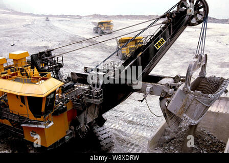 --FILE--une machine minière charge un camion avec le minerai de cuivre à la surface d'une mine de cuivre de cuivre Jiangxi Corporation Ville Dexing, east Chines Jiangxi prov Banque D'Images