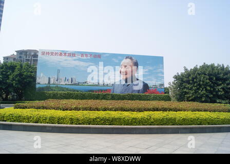 --FILE--un panneau de la fin dirigeant chinois Deng Xiaoping est représenté dans la ville de Shenzhen, province de Guangdong, en Chine du Sud le 23 octobre 2013. Tomorr Banque D'Images