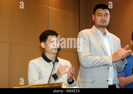 Ancien joueur de basket-ball NBA Yao Ming, droite, applaudit au cours d'une cérémonie à Shanghai Requins, le club de basket-ball chinois lui appartenant, pour se préparer à Banque D'Images