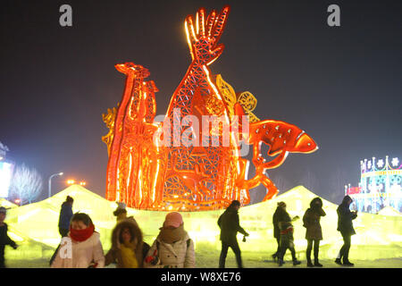 Les visiteurs passent devant les sculptures de glace au monde de glace et de neige de Harbin en Chine du nord-est de la ville, province du Heilongjiang, 22 décembre 2014. Banque D'Images