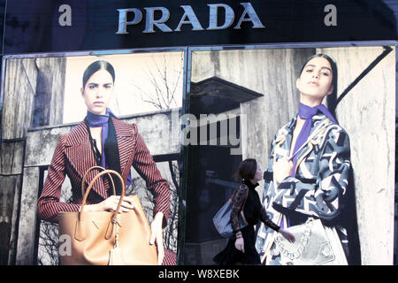 --FILE--un piéton passe devant une boutique de Prada à Shanghai, Chine, le 22 septembre 2014. Groupe de mode italien Prada ont déclaré un moins bon que prévu Banque D'Images