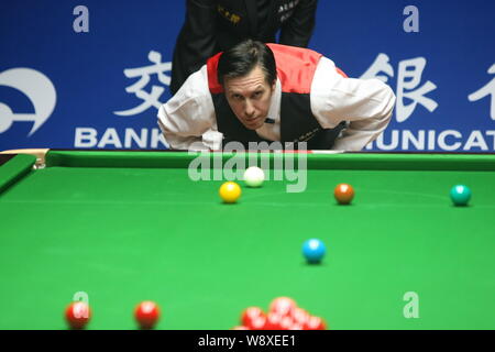 Dominic Dale of Wales considère un tir contre Judd Trump d'Angleterre au cours de leur premier match de la World Snooker 2014 Masters de Shanghai à Shan Banque D'Images