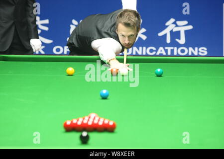 Judd Trump d'Angleterre joue un coup contre Dominic Dale de Galles au cours de leur premier match de la World Snooker 2014 Masters de Shanghai à Shanghai Banque D'Images